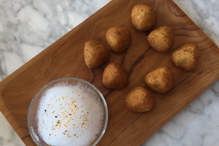 Salmon fritters Bunuelos with citric air, hidangan di 