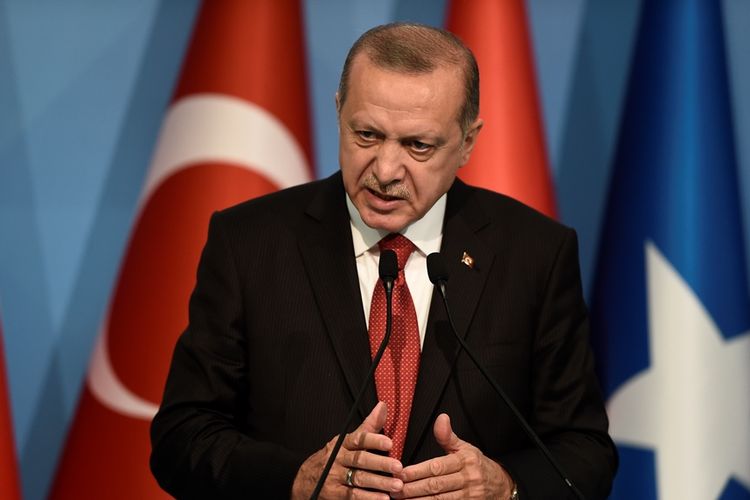 Presiden Turki Recep Tayyip Erdogan saat berbicara di hadapan pemimpin negara-negara Islam di pertemuan darurat negara kerja sama Islam (OKI) di Istanbul, 18 Mei 2018.