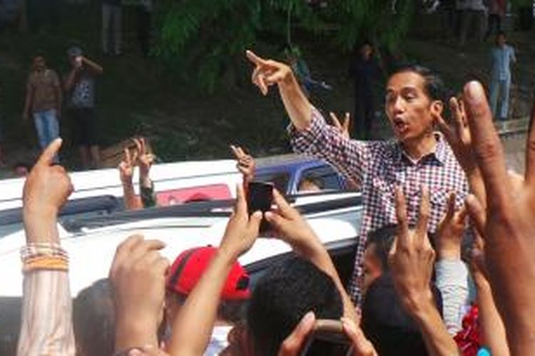 Calon presiden Joko Widodo saat berkampanye di Pasar Angso Duo, Kota Jambi, Selasa (24/6/2014).