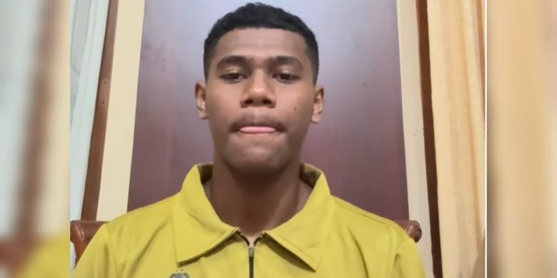 Pemain Bhayangkara FC U20, Fadly Alberto Hengga, menyampaikan permohonan maaf secara resmi melalui akun Instagram pribadinya usai melakukan aksi tendangan kungfu ke pemain Dewa United U20 pada laga EPA U20 di Stadion Citarum, Semarang, Minggu (19/4/2026).