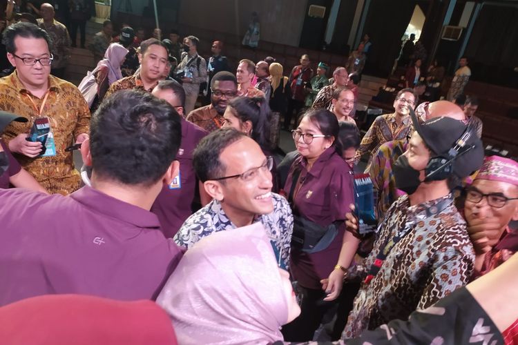 Mendikbud Ristek Nadiem Makarim seusai kegiatan Anugerah Merdeka Belajar di Gedung Kesenian Trimurti, Kompleks Candi Prambanan, Yogyakarta, Senin (29/5/2023).
