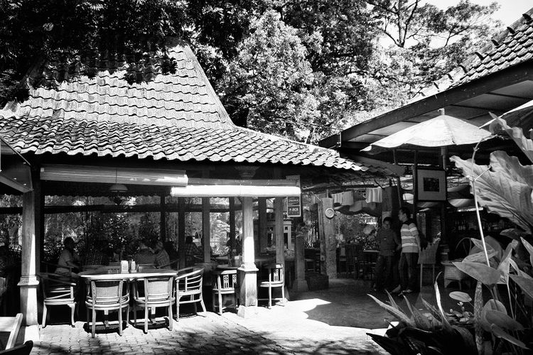 Suasana Toko You zaman dulu. Kuliner Toko You terbilang legendaris, sudah meramaikan Bandung sejak tahun 1947.