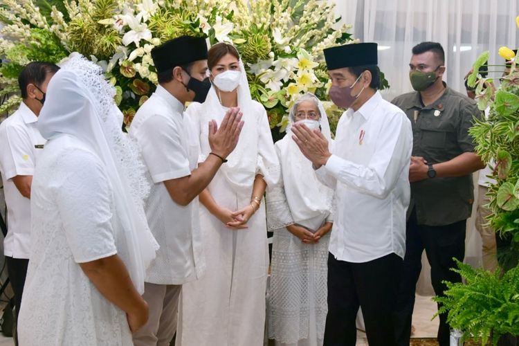 Presiden Joko Widodo saat bertakziah ke rumah duka almarhum Arifin Panigoro di Cilandak Timur, Pasar Minggu, Jakarta Selatan, pada Selasa (8/2/2022).