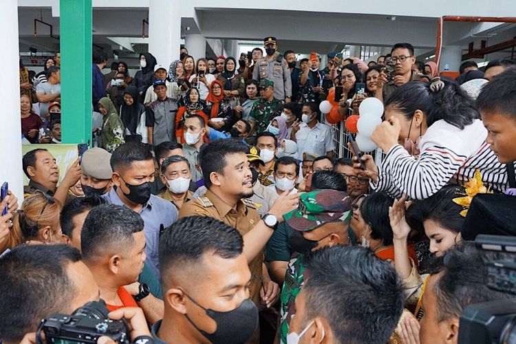Bobby Nasution terlihat disambut dan menyapa para warga dan pedagang yang turut hadir dalam acara peresmian Pasar Aksara di Jalan Mesjid, Medan Estate, Kabupaten Deli Serdang, Selasa (27/9/2022).