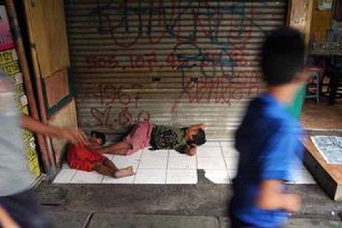 Dua anak jalanan masih terlelap di depan sebuah kios di Stasiun Cawang, Jakarta Timur, Minggu (14/11/2010). Selain dieksploitasi untuk bekerja sebagai pengemis ataupun pemulung, anak-anak jalanan kerap menjadi korban kekerasan fisik hingga seksual. 