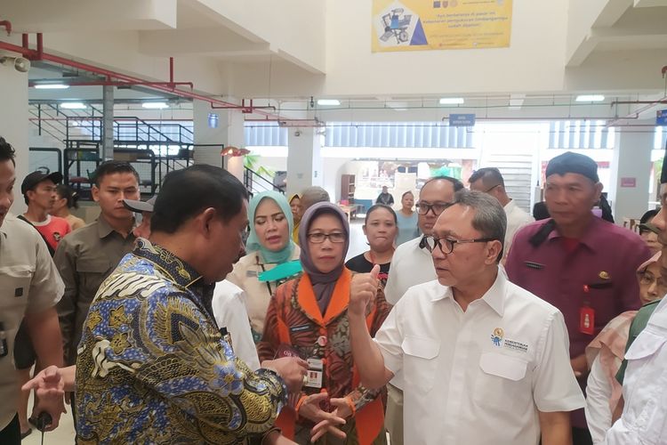 Menteri Perdagangan Zulkifli Hasan (Zulhas) kunjungan di Pasar Johar Semarang, Jawa Tengah 