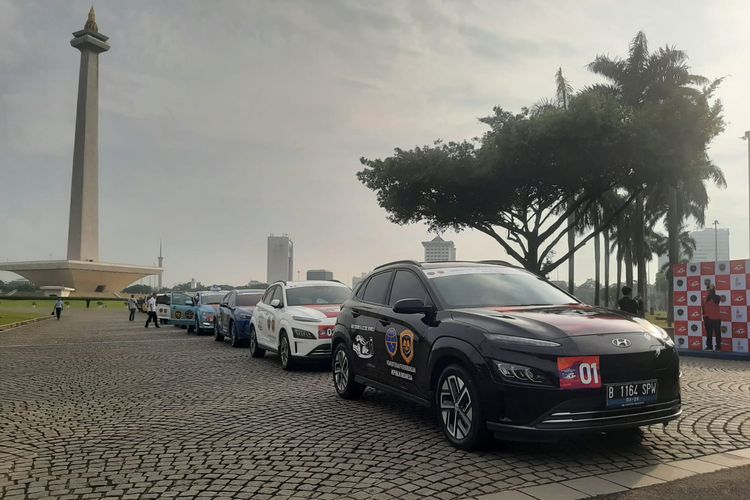 Touring Kendaraan Bermotor Listrik Berbasis Baterai Jakarta-Bali 2022 di Jakarta, Senin (7/11/2022).