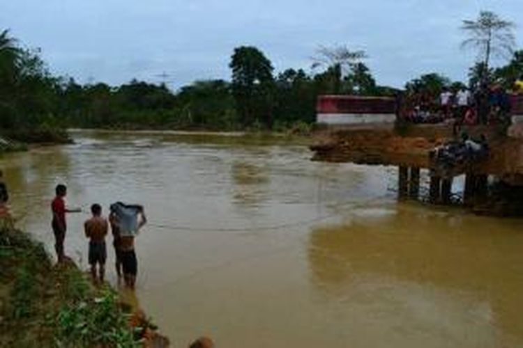 Banjir di Kabupaten Konawe Selatan tak hanya merendam 22 kecamatan dan 270 desa, tetapi juga memutuskan empat jembatan dan longsor jalan. Dalam musibah banjir tersebut dilaporkan dua orang tewas  