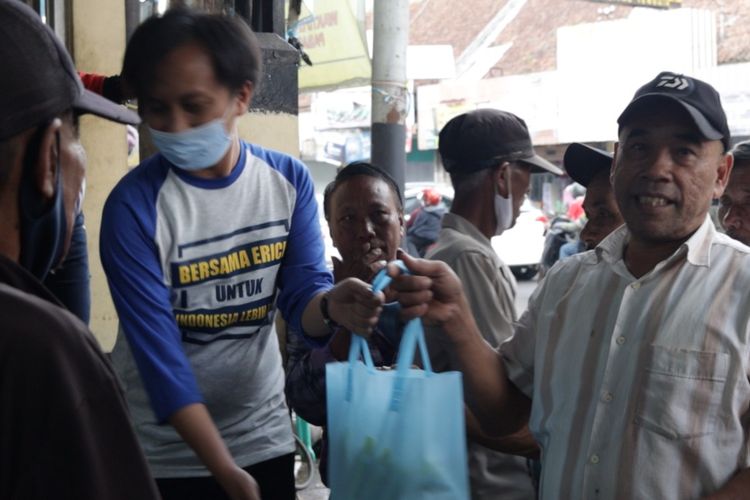 Salah satu tukang becak di Bandung saat menerima bantuan sembako. Tukang becak ini menceritakan bagaimana perjuangannya menafkahi keluarga. 