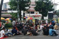 Pendemo Tidur di Jalan, Lalu Lintas di Depan Kantor Wali Kota Lumpuh