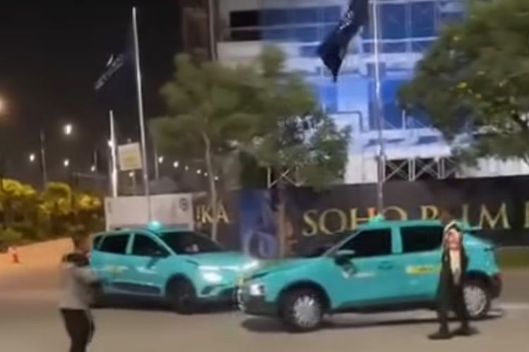Dua Taksi Green SM Saling Tabrak di PIK Jakut, Berawal dari Serobot Jatah Penumpang