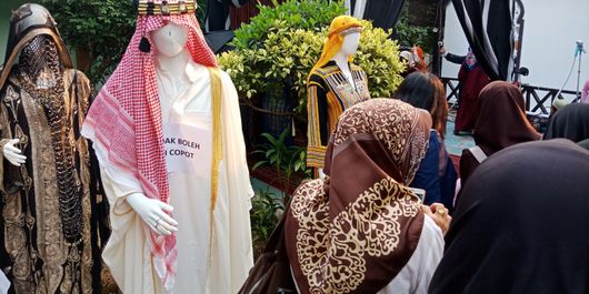 Wisatawan bisa berfoto dengan kostum ala Timur Tengah, khususnya Saudi Arabia dalam pameran kebudayaan Arab Saudi, Saudi House dalam rangka mengenalkan budaya selama Asian Games 2018, berlangsung di Resto Pulau Dua, Jakarta, Jumat (24/8/2018).