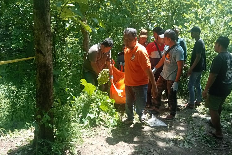 Proses pemeriksaan dan evakuasi sosok jenazah laki-laki yang ditemukan di kawasan hutan Kabuh, tepatnya di wilayah Dusun Randualas, Desa Marmoyo, Kecamatan Kabuh, Kabupaten Jombang, Jawa Timur, Minggu (19/1/2025).