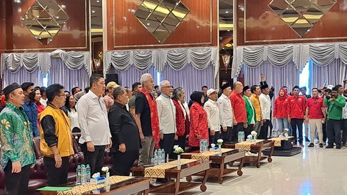 Ganjar Ajak Pendukung Doakan Warga Terdampak Erupsi Gunung Marapi