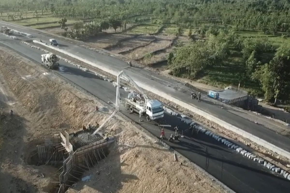 Pengerjaan konstruksi Jalan Bypass Bandara Internasional Lombok (BIL)-Kawasan Pariwisata Mandalika di Kabupaten Lombok Tengah, Nusa Tenggara Barat. 