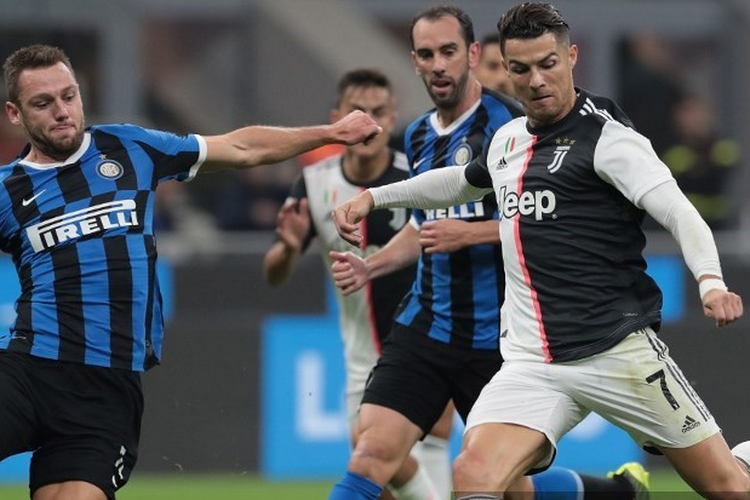 Penyerang Juventus, Cristiano Ronaldo dibayangi sejumlah pemain belakang Inter Milan dalam laga pekan ketujuh Serie A di Stadion Giuseppe Meazza, San Siro, Milan, Minggu (6/10/2019) atau Senin dini hari WIB.