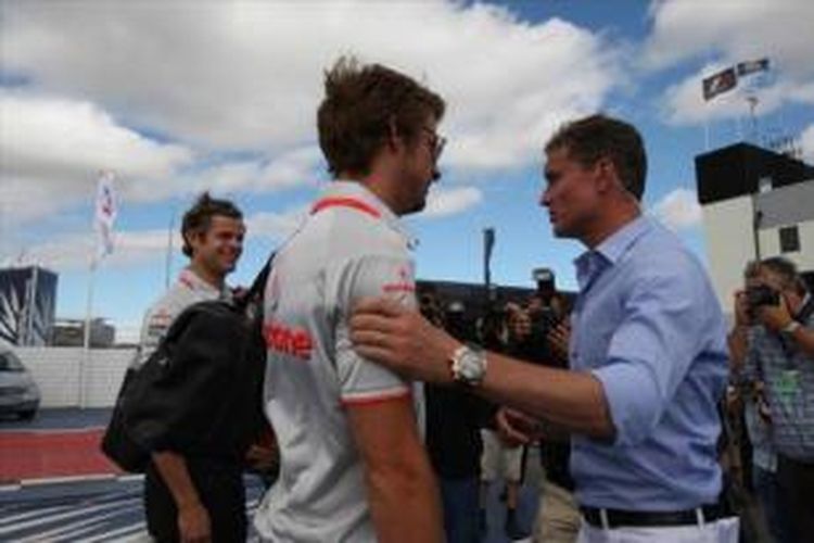Pebalap McLaren asal Inggris, Jenson Button (kiri) berdiskusi dengan mantan pebalap Formula 1 yang juga berasal dari Inggris, David Coulthard.