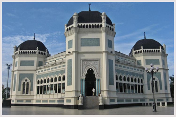 Masjid Raya Medan atau Masjid Al-Mashun di Jalan Sisingamangaraja, Medan, Sumatera Utara. 