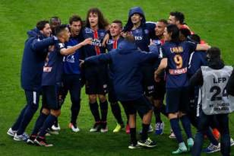 Para pemain PSG merayakan keberhasilan meraih trofi Coupe de La Ligue seusai menang atas Lille pada laga final di Stade de France, Sabtu (23/4/2016). 