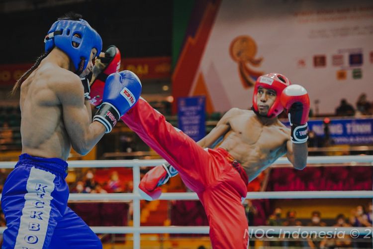 Kickboxer Salmri Stenda Pattisamallo (merah) melawan Daryl Fegcan Chulipas dari Filipina  pada laga perempat final kelas -51kg putra di Bac Ninh Gymnasium, Senin (9/5/2022). Salmri menjadi wakil Indonesia kedua yang masuk ke semifinal usai menang dengan skor 2-1.