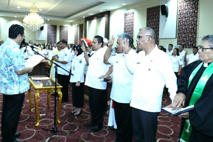 Wakil Gubernur Sulawesi Utara Steven Kandouw  sedang membacakan sumpah jabatan para pejabat fungsional Pemprov Sulut yang sedang dilantik di Kantor Gubernur Sulut, Kamis (7/2/2019).
