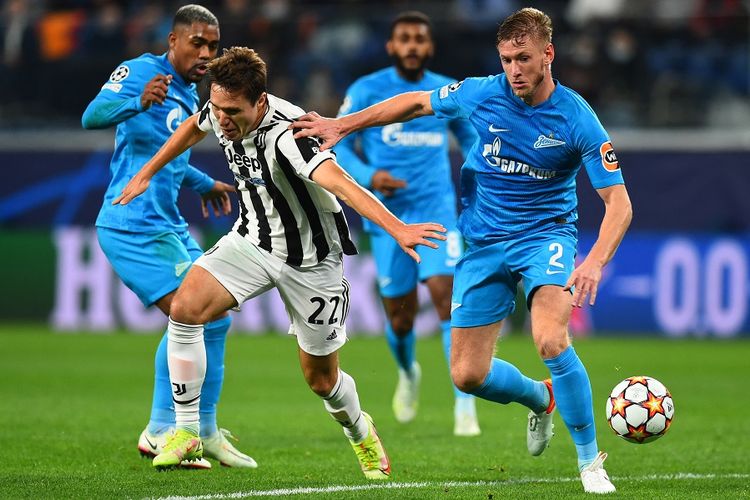 Penyerang Juventus Federico Chiesa dan bek Zenit St. Petersburg Dmitriy Chistyakov bersaing memperebutkan bola pada laga Liga Champions antara Zenit vs Juventus di Saint Petersburg pada 20 Oktober 2021.