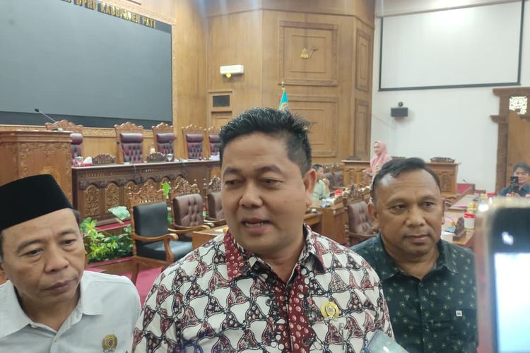 Ketua Dewan Perwakilan Rakyat Daerah (DPRD) Kabupaten Pati, Ali Badrudin di dampingi oleh Wakil Ketua DPRD saat diwawancara oleh wartawan usai menerima gabungan aktivis Pati, Rabu (19/11/2025)