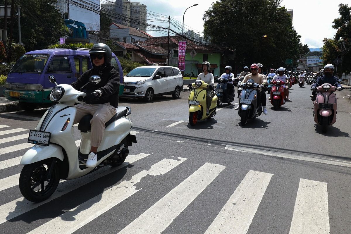 Merasakan sensasi berkendara Grand Filano Hybrid 125 di Bandung, skutik bergaya klasik-modern dengan fitur praktis.