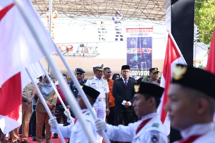 Wali Kota Makassar Danny Pomanto bersama Danlantamal VI Brigadir Jenderal TNI Amir Kasman melepas peserta City Parade Multilateral Naval Exercise Komodo (MNEK) ke-4 di Jalan Ahmad Yani, Selasa (6/6/2023).