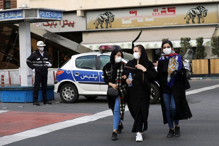 Warga di Teheran, Iran, mengenakan masker seiring merebaknya wabah virus corona di negara itu.
