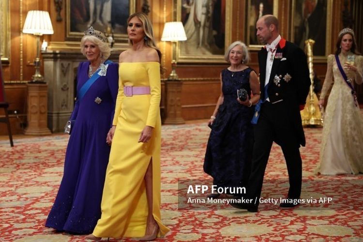 Melania Trump memilih gaun berwarna kuning rancangan rumah mode Amerika, Carolina Herrera, dalam jamuan makan malam yang dihadiri oleh Raja Charles, Ratu Camilla, serta Pangeran dan Putri Wales.