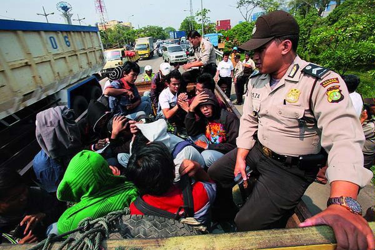 Sekitar 20 pelajar SMK Wiyata Mandala digelandang dari atas truk yang ditumpanginya  oleh aparat kepolisian yang tengah melakukan operasi  Kilat Jaya di Jalan RE Martadinata, Tanjung Priok, Jakarta, Senin (19/9). Saat digeledah, polisi mendapati  sebilah parang dan  gir yang digunakan sebagai kepala ikat pinggang. Pelajar tersebut ditengarai menumpang truk untuk  menuju lokasi tawuran.
