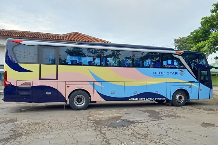 Salah satu armada bus AKAP milik Blue Star