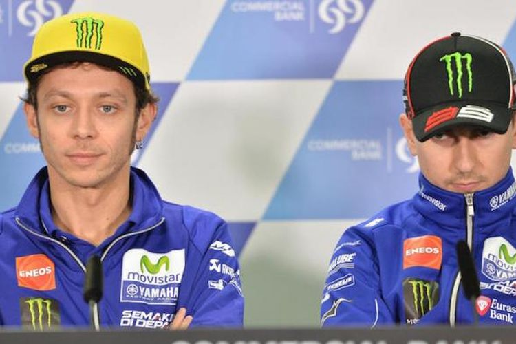 Pebalap Movistar Yamaha, Valentino Rossi (kiri) dan Jorge Lorenzo, menghadiri konferensi pers jelang GP Qatar di Sirkuit Losail, Rabu (16/3/2016).