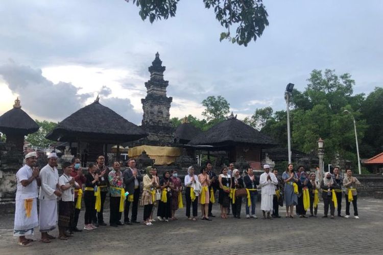 Para delegasi G20 dari forum Tri Hita Karana mengunjungi Pura Sakenan di Denpasar, Bali, Minggu (13/11/2022)