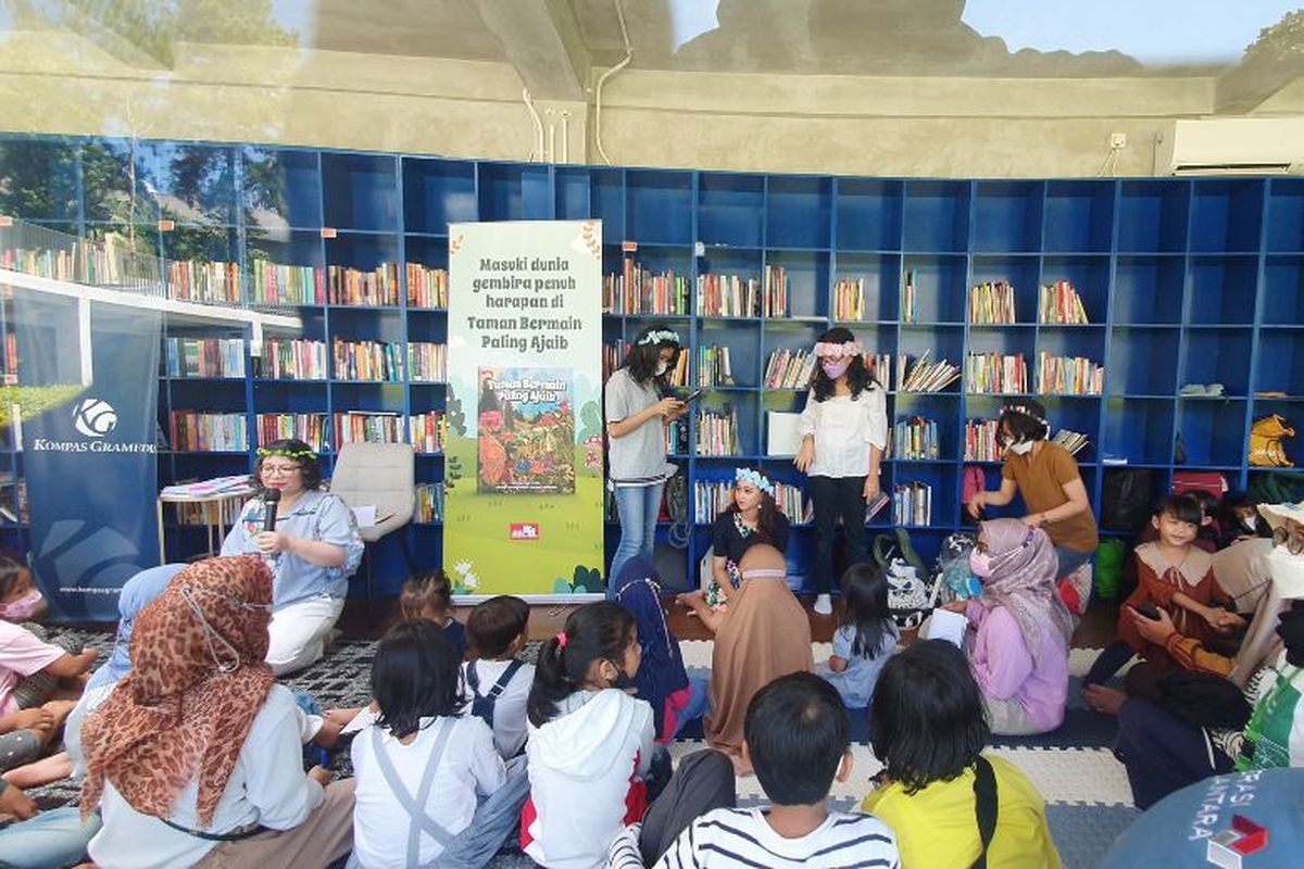 Elex Media Komputindo dan Komunitas Dongeng Kukuruyuk Gramedia menyelenggarakan Read Aloud di Taman di Taman Literasi Martha Christina Tiahahu. 

