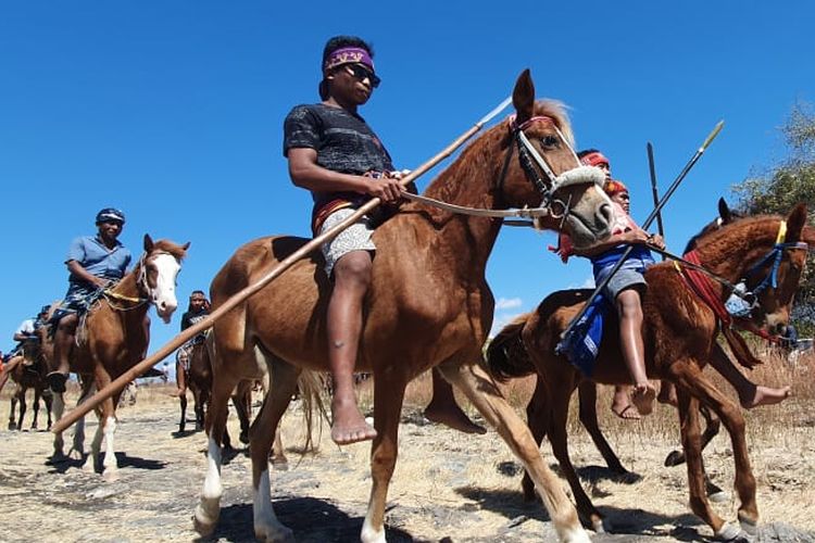 Parade Kuda Sandel digelar di Savannah Puru Kambera, Kanantang, Sumba Timur, Nusa Tenggara Timur, Jumat (12/7/2019)