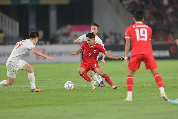 Gelandang Timnas Indonesia, Marselino Ferdinan beraksi pada laga Indonesia vs Vietnam di putaran kedua Kualifikasi Piala Dunia 2026 di SUGBK pada Kamis (21/3/2024). Artikel ini berisi siaran langsung dan link live streaming Vietnam vs Indonesia.