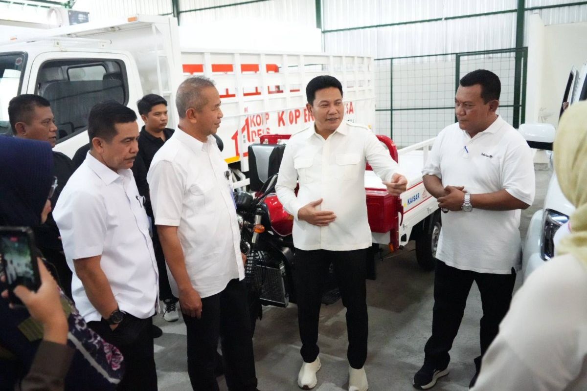 Bupati Sidoarjo Subandi (tengah) saat memberikan arahan dalam kunjungannya di salah satu KDKMP di Kabupaten Sidoarjo, Jawa Timur. 