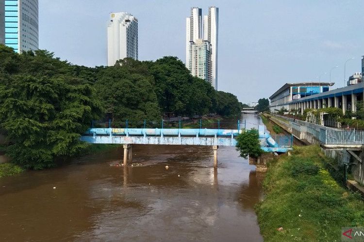 Arsip foto - Ketinggian air aliran Sungai Ciliwung di Jakarta Pusat yang meningkat setelah curah hujan tinggi, Minggu (7/11/2021). 

