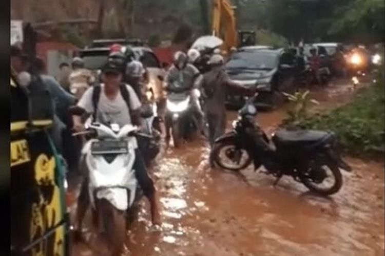 Diguyur hujan deras tebing di jalur wisata Pantai Pesawaran longsor, Minggu (27/3/2022) sore. Tidak ada korban jiwa dalam bencana ini, namun arus lalu lintas sempat macet total lebih dari dua jam.