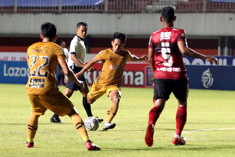 Pemain Bhayangkara FC menggiring bola saat pertandingan melawan Bali United yang berakhir dengan skor 1-2 pada pekan 8 Liga 1 2021 di Stadion Maguwoharjo Sleman, Sabtu (23/10/2021) malam.