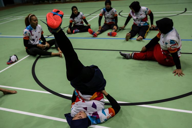 Atlet bola voli duduk putra dan putri Asian Para Games 2018 berlatih di GBK Arena, Jakarta Pusat, Selasa (25/9/2018). Indonesia menurunkan satu tim putra dengan target masuk semifinal dan satu tim putri dengan target meraih medali perunggu.