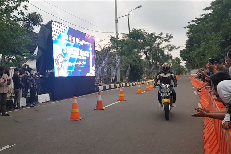 Dirlantas Polda Metro Jaya Sambodo Purnomo Yogo menjajal area street race di Ancol, Jakarta Utara, Sabtu (15/1/2022)