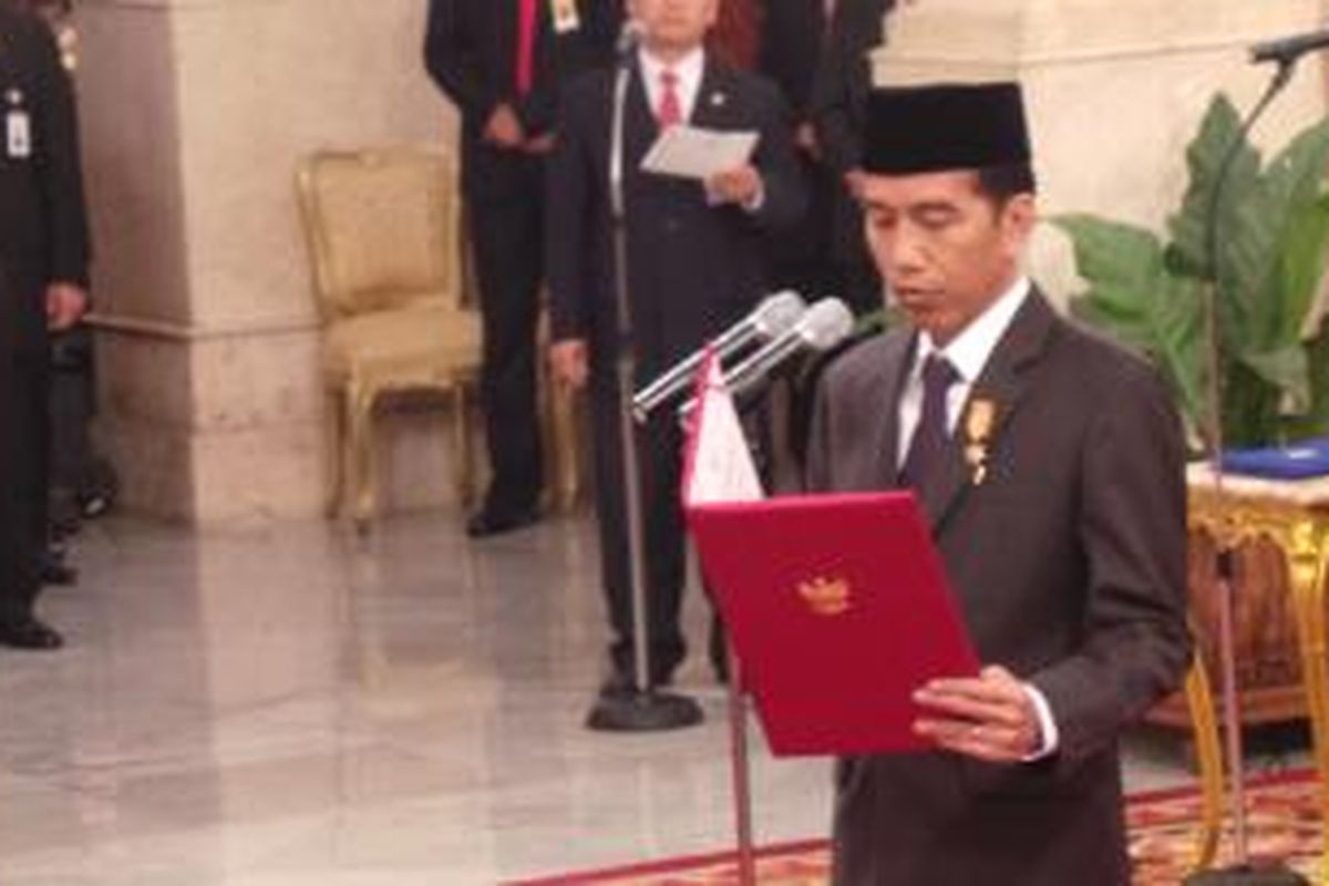 Presiden Joko Widodo saat melantik anggotaWantimpres di Istana Negara, Jakarta, Senin (19/1/2015).