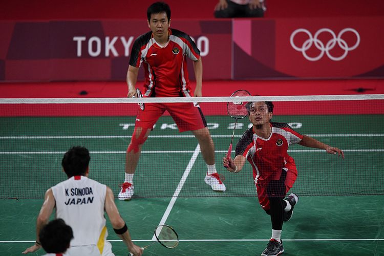 Pebulutangkis ganda putra Indonesia Mohammad Ahsan/Hendra Setiawan mengembalikan kok ke arah ganda putra Jepang Takeshi Kamura/Keigo Sonoda dalam perempat final Olimpiade Tokyo 2020 di Musashino Forest Sport Plaza, Tokyo, Jepang, Kamis (29/7/2021). Mohammad Ahsan/Hendra Setiawan berhasil melaju ke semifinal setelah mengalahkan pasangan tuan rumah Takeshi Kamura/Keigo Sonoda 21-14, 16-21, 21-9.