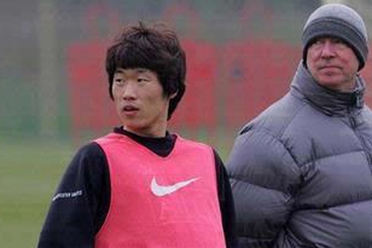 Sir Alex Ferguson (kanan) dan Park Ji-Sung.