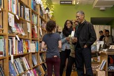 Dua Putri Obama Membeli Buku Karya Salman Rushdie