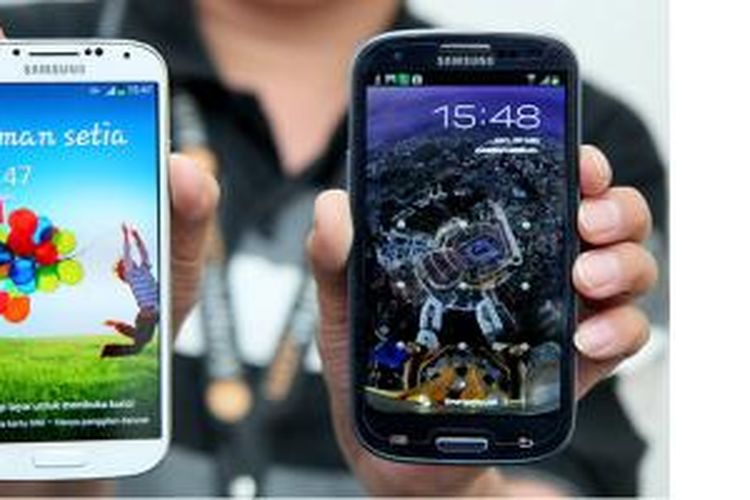 Galaxy S4 (kiri) sekilas tampak sangat mirip dengan Galaxy SIII
