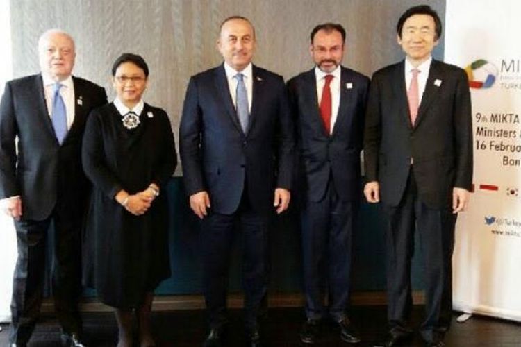 Lima menteri luar negeri anggota MIKTA - Meksiko, Indonesia, Korea Selatan, Turki, dan Australia - dalam pertemuan di Bonn, Jerman, Kamis (16/2/2017). Menlu RI Retno Marsudi (kedua dari kiri).